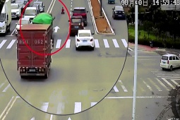 Phi thường - kỳ quặc - Clip: Thót tim cảnh bé trai lạc giữa loạt ô tô lớn trên đường