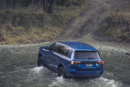 Kinh nghiệm đi qua vùng ngập nước an toàn và tốt nhất cho xe ô tô
