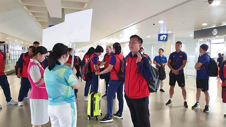 HLV Hoàng Anh Tuấn và tuyển U23 Việt Nam đã đặt chân tới Thượng Hải sau chuyến bay