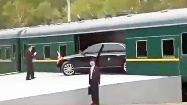 Xe limousine của ông Kim Jong Un lùi vào trong đoàn tàu.