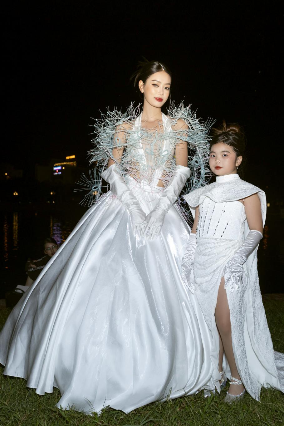 Thanh Như pose dáng xinh đẹp bên cạnh á hậu 1 Bùi Khánh Linh