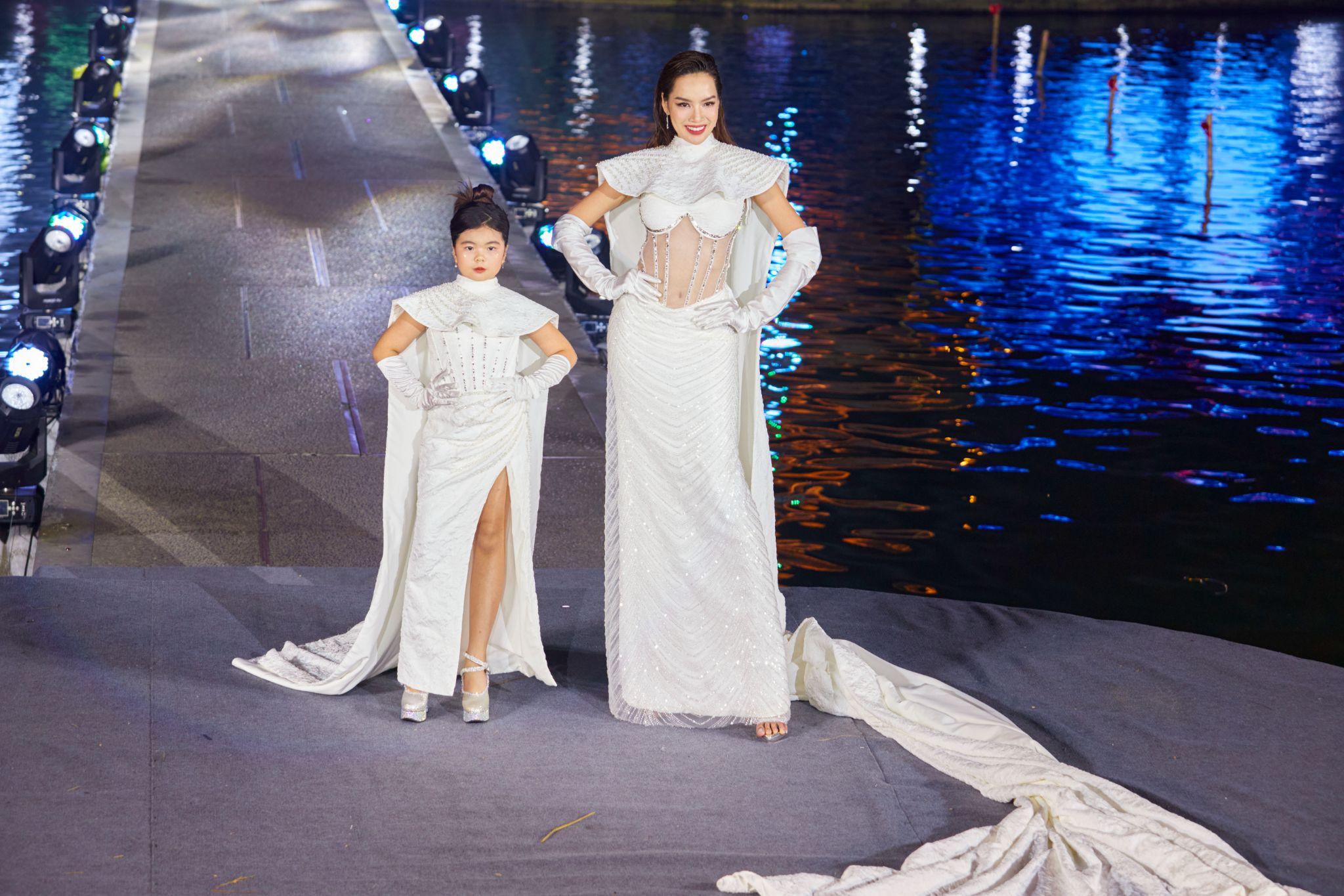Trang phục Ivan Trần thiết kế cho Thanh Như tạo sự đồng bộ khi trình diễn cùng Lê Hoàng Phương