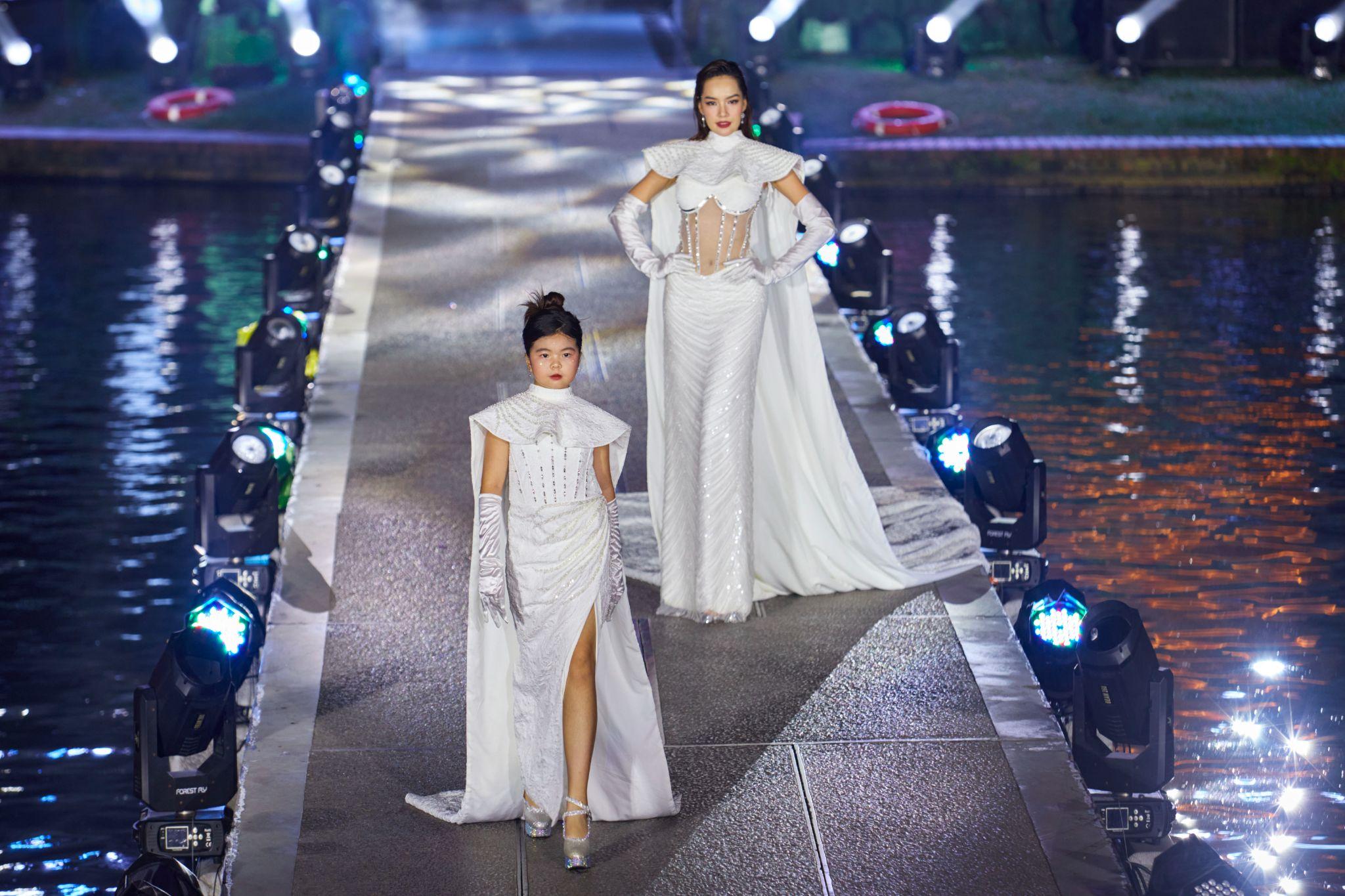 Màn catwalk của mẫu nhí cùng Miss Grand Việt Nam khiến người xem thích thú