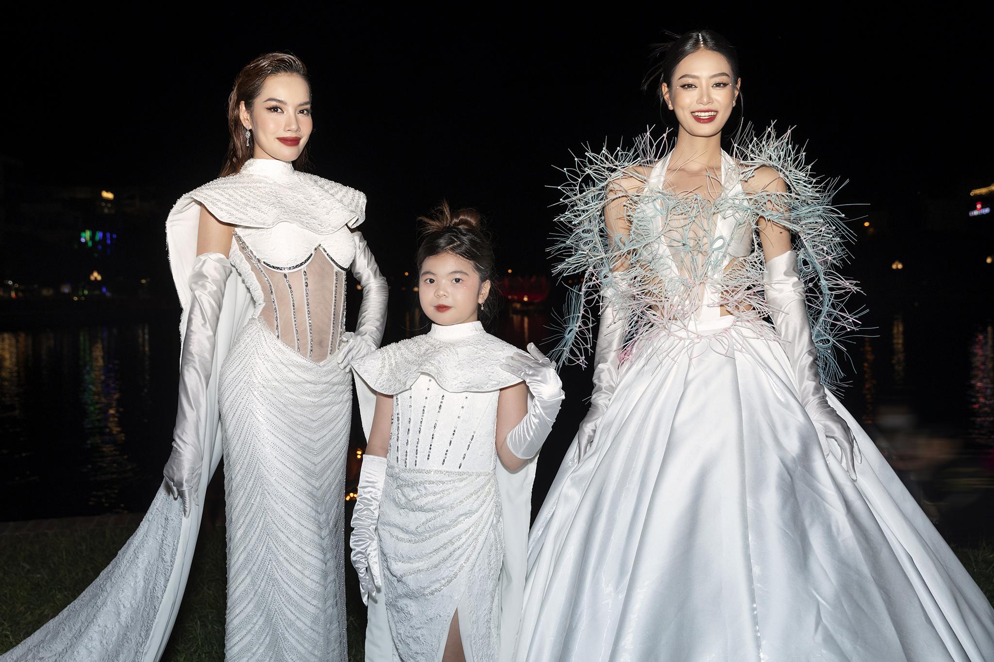 Cô bé tạo dáng chuyên nghiệp bên cạnh 2 nàng hậu