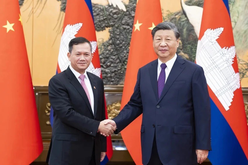 Thủ tướng Campuchia Hun Manet (trái) gặp Chủ tịch Trung Quốc Tập Cận Bình ngày 15-9 tại thủ đô Bắc Kinh. Ảnh: TÂN HOA XÃ