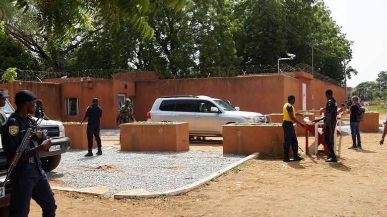 Chính quyền quân sự Niger phong tỏa toàn bộ khu vực bên ngoài đại sứ quán Pháp ở thủ đô Niamey.