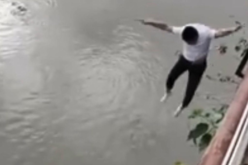 Một người đàn ông nhanh chóng cứu một bé gái khỏi dòng sông chảy xiết.