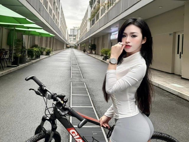 Bạn trẻ - Cuộc sống - Mặc đồ tập gym ra đường, "hot girl áo dài" gây chú ý