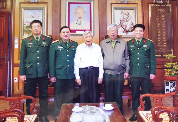 Thượng tướng Nguyễn Chí Vịnh (thứ hai từ phải qua) cùng cán bộ Viện Chiến lược Quốc phòng trong buổi làm việc với nguyên Tổng Bí thư Lê Khả Phiêu, tháng 12/2016. Đại tá Vũ Văn Khanh là người đầu tiên từ trái qua.