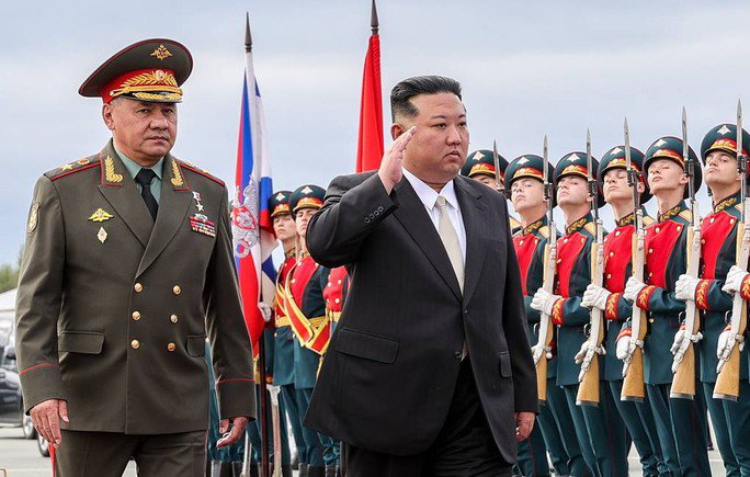 Nhà lãnh đạo Triều Tiên Kim Jong-un và Bộ trưởng Bộ Quốc phòng Nga Sergey Shoigu tại Vladivostok - Ảnh: TASS