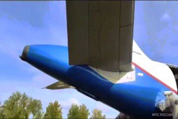 Video: Hiện trường máy bay hạ cánh ”thần kỳ” xuống cánh đồng ở Nga
