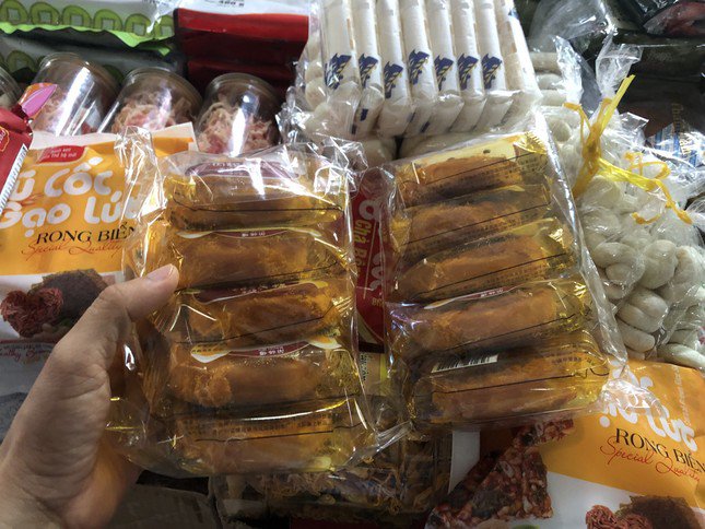 Bánh trung thu trứng chảy, bánh ngàn lớp của nước ngoài không nhãn phụ tiếng Việt bày bán công khai tại nhiều chợ ở TPHCM.