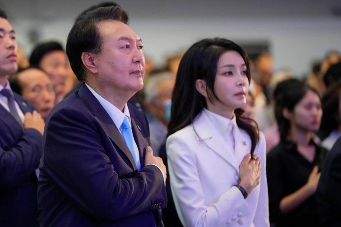 Tổng thống Hàn Quốc Yoon Suk-yeol và Đệ nhất phu nhân Kim Keon-hee tại một sự kiện. Bà Kim là người đã lên tiếng đấu tranh cho việc chấm dứt tiêu thụ thịt chó ở nước này - Ảnh: EPA-EFE