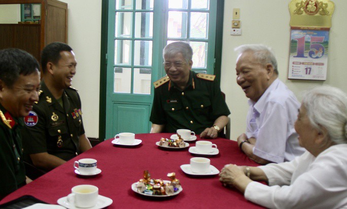 Thượng tướng Nguyễn Chí Vịnh với nguyên Chủ tịch nước Lê Đức Anh cùng Phu nhân và tướng Hun Manet (nay là Thủ tướng Campuchia) hồi năm 2014