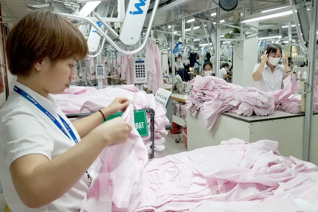 Nhiều địa phương cho rằng, công nhân khó đảm bảo sức khoẻ để làm việc tới khi đủ tuổi nghỉ hưu, trong khi nếu nghỉ sớm họ sẽ bị trừ tỷ lệ lương hưu, dẫn tới thiệt thòi, nên kiến nghị giảm tuổi nghỉ hưu cho công nhân.