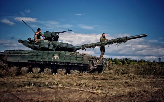 Lính Ukraine thuộc Lữ đoàn cơ giới độc lập số 42 trên xe tăng. (Ảnh: Getty Images)