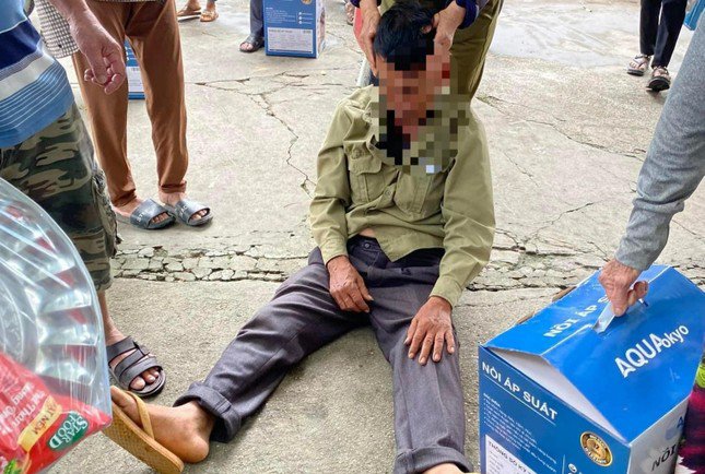Một người đàn ông ngất lịm sau khi biết mình bị lừa.