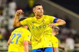 Bóng đá - Hài hước Ronaldo sút phạt "lệch thước ngắm", bóng trúng mặt người quay phim