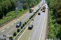 Phi thường - kỳ quặc - Video: Lốp xe tải văng ra đập nát kính chắn gió xe BMW đang di chuyển trên cao tốc