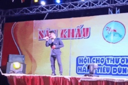 Đời sống Showbiz - Nam ca sĩ bị khán giả đánh hội đồng, gây sốc với tuyên bố tuyển vợ "còn zin"