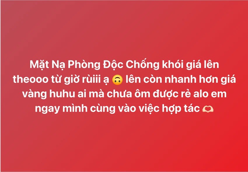 Mặt nạ chống độc được người bán cho biết đang tăng giá từng giờ. Ảnh: N.K.Hân