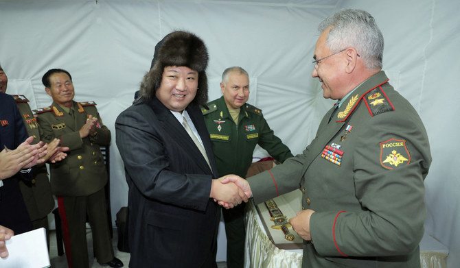 Ông Kim Jong Un bắt tay Bộ trưởng Quốc phòng Nga Sergey Shoigu ngày 16/9. Ảnh: KCNA