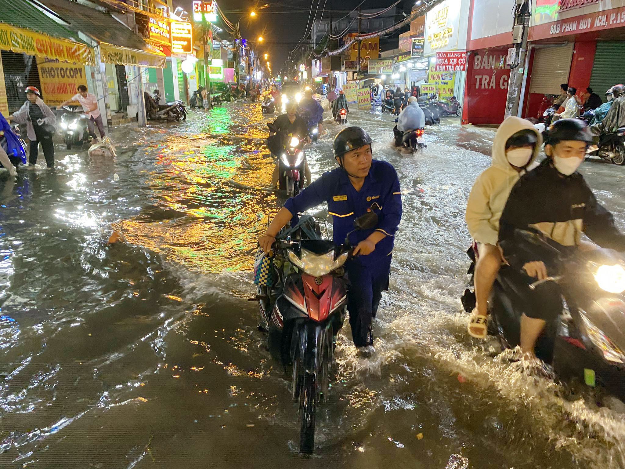 Tối 17/9, cơn mưa lớn kéo dài hơn một giờ khiến hàng loạt tuyến đường ở quận Tân Bình, Gò Vấp, quận 12 (TP.HCM) ngập sâu. Tại đường Phan Huy Ích (quận Tân Bình) nước ngập hơn 0,5m kéo dài hơn 1km khiến hàng loạt xe chết máy.