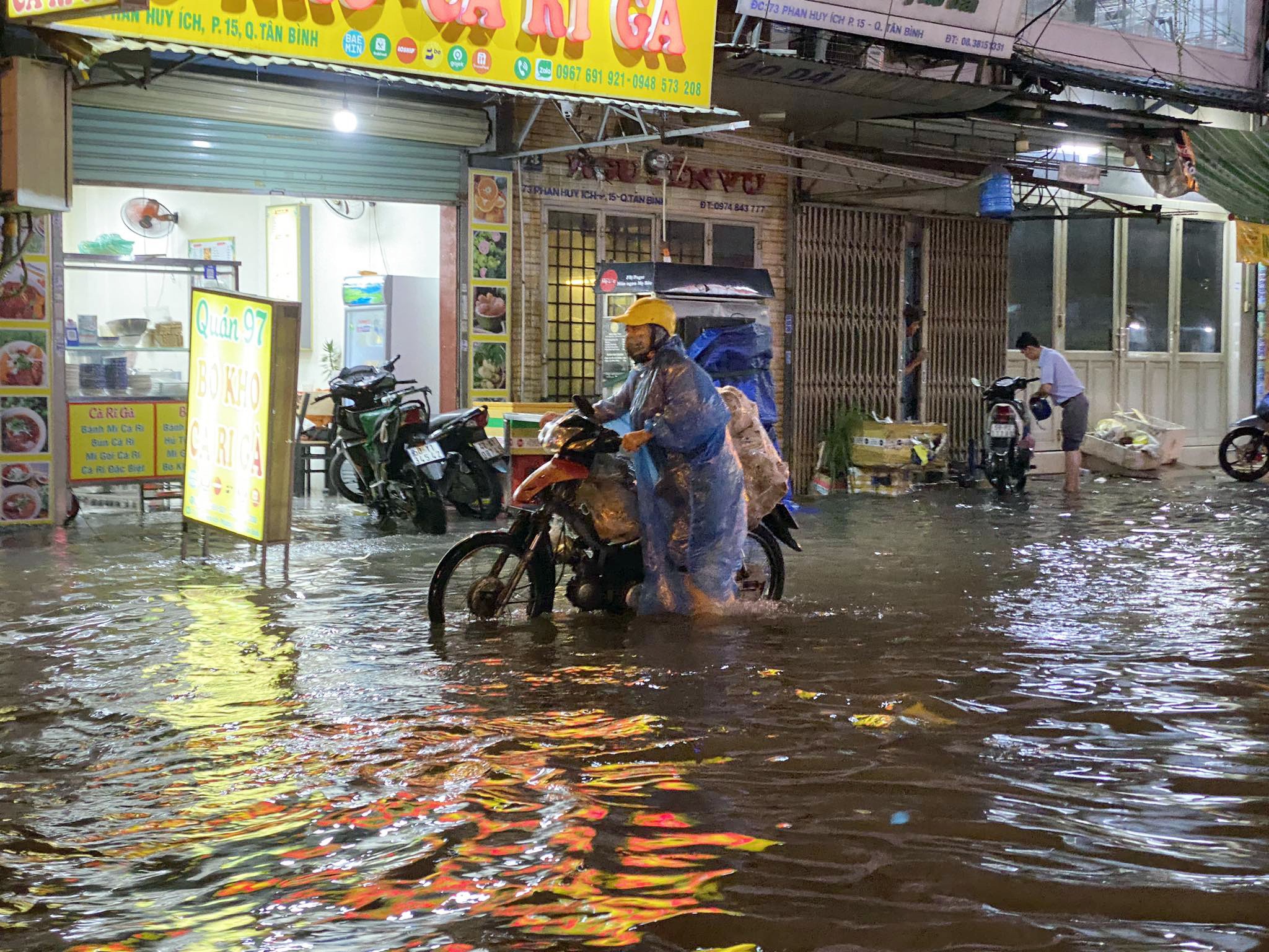 Người dân đẩy xe chết máy trên con đường "mưa là ngập" Phan Huy Ích tối 17/9.&nbsp;