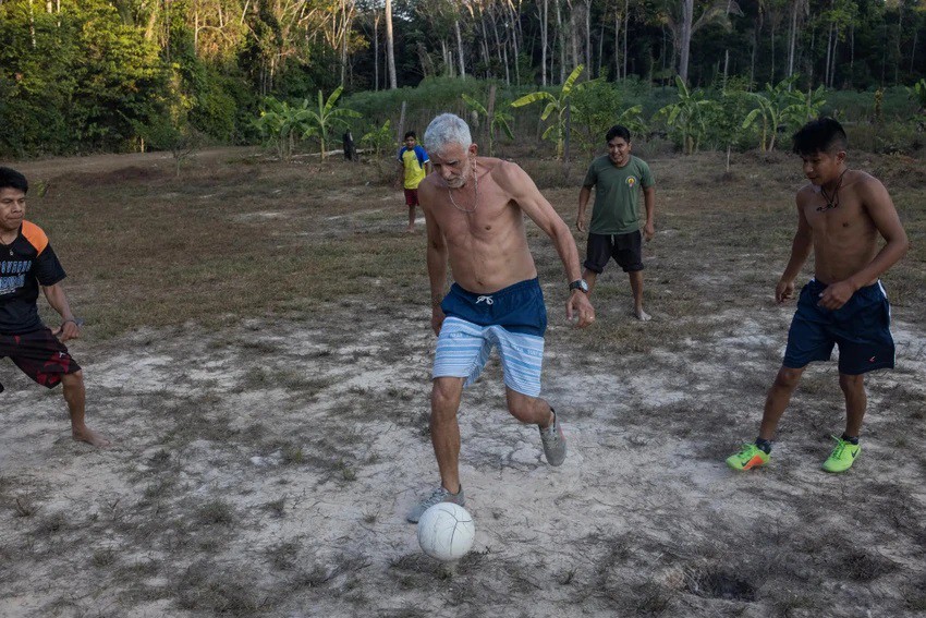 Ông Jair Candor cùng các cộng sự sinh sống trong rừng. Ảnh: The New York Times