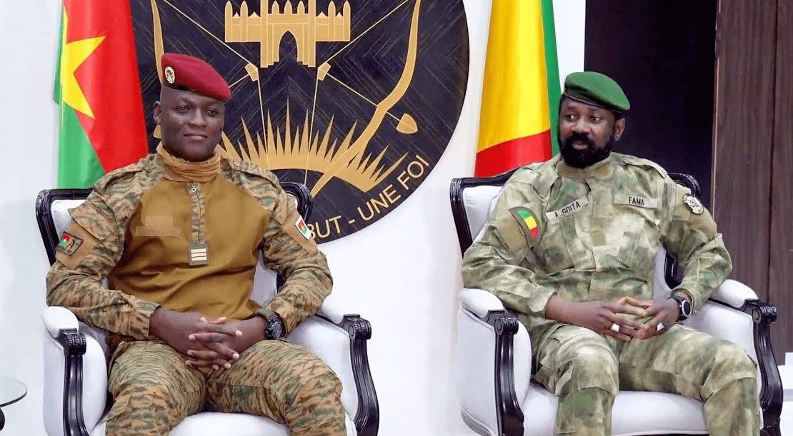 Ông Ibrahim Traoré, lãnh đạo chính quyền quân sự Burkina Faso, và người đồng cấp Mali, Assimi Goïta. Ảnh: Mali Online TV