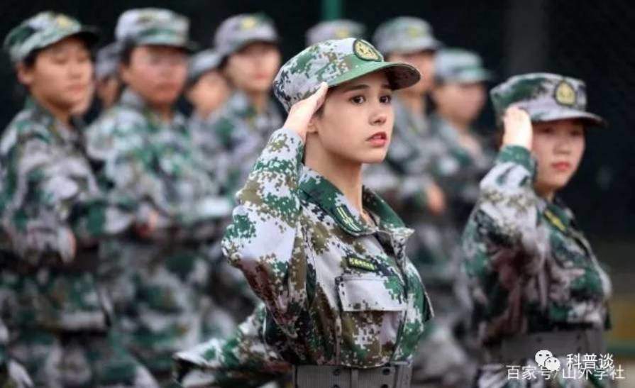 Nữ sinh TQ được các công ty giải trí săn đón vì bức ảnh huấn luyện quân sự - 1