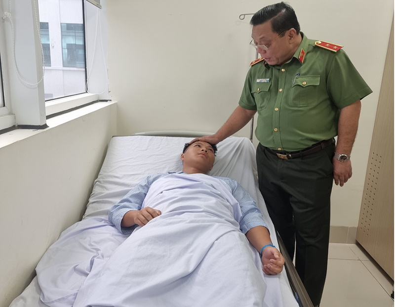 Trung tướng Nguyễn Trung Hải – Giám đốc Công an TP Hà Nội thăm hỏi các chiến sĩ cảnh sát bị thương trong vụ cháy
