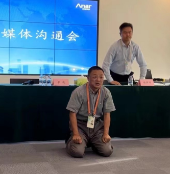 Ông Cui Wei quỳ trong họp báo.