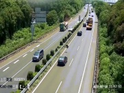 Phi thường - kỳ quặc - Video: Lốp xe tải văng ra đập nát kính chắn gió xe BMW đang di chuyển trên cao tốc