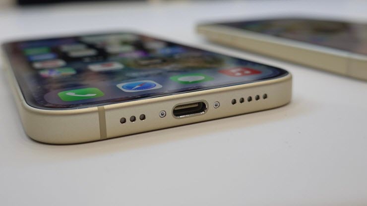 Cổng USB-C trên iPhone 15 có thể xuất hình ảnh ra màn hình lớn hơn.