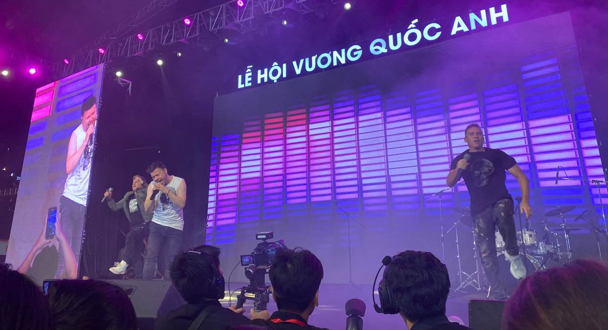 Nhóm nhạc 911 khoe vũ đạo cực đỉnh ở tuổi 50 khiến hàng nghìn fan Việt vỡ òa - 3