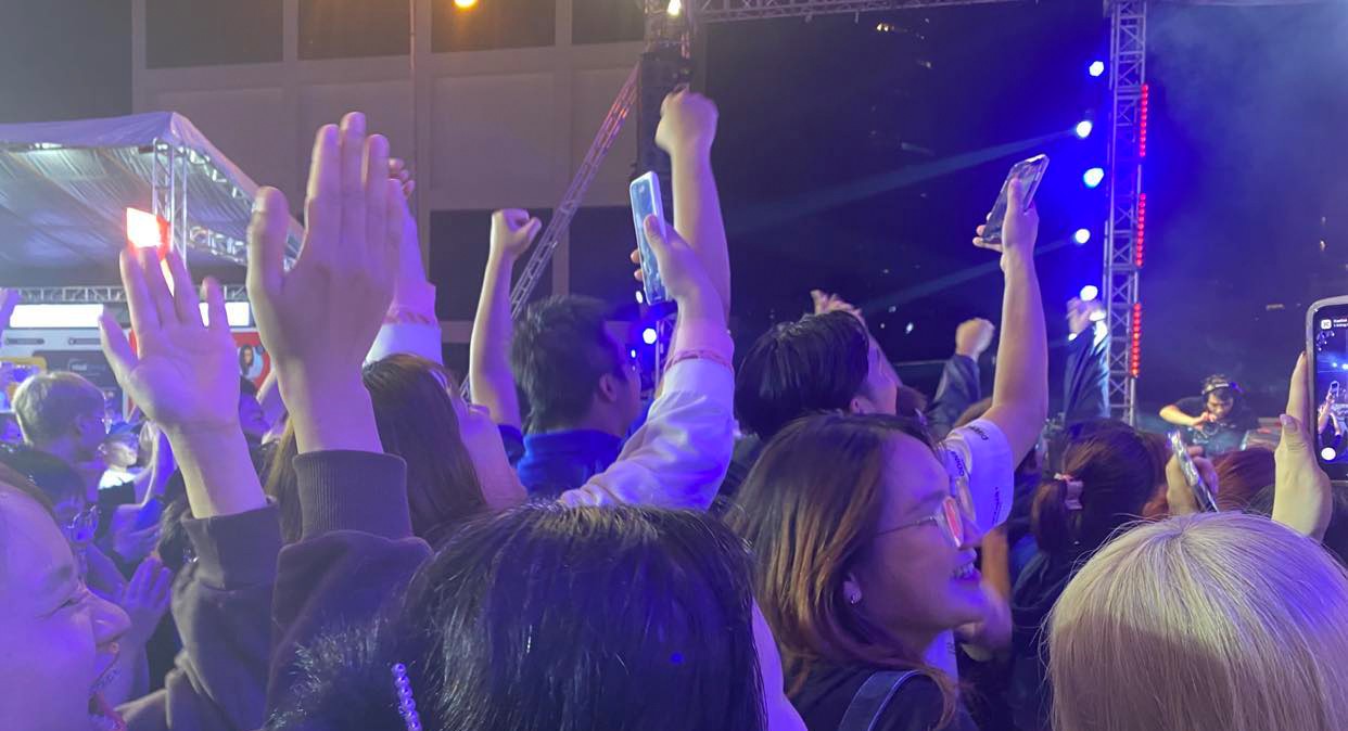Nhóm nhạc 911 khoe vũ đạo cực đỉnh ở tuổi 50 khiến hàng nghìn fan Việt vỡ òa - 1