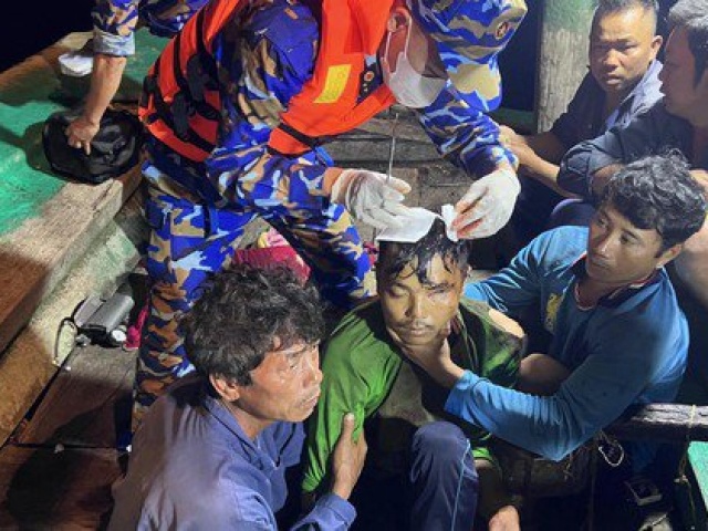 Tin tức trong ngày - Tàu hải quân kịp cứu ngư dân gặp nạn trên biển