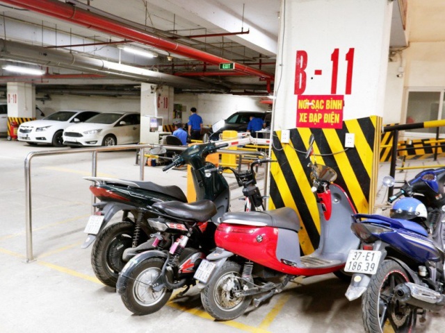 Tin tức trong ngày - Có được phép cấm sạc, cấm trông giữ xe điện tại chung cư?