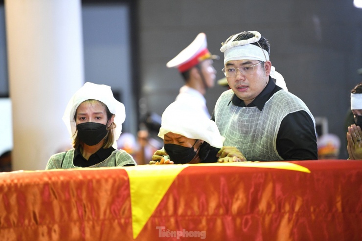 Người thân bên linh cữu Thượng tướng Nguyễn Chí Vịnh, tại Lễ truy điệu.