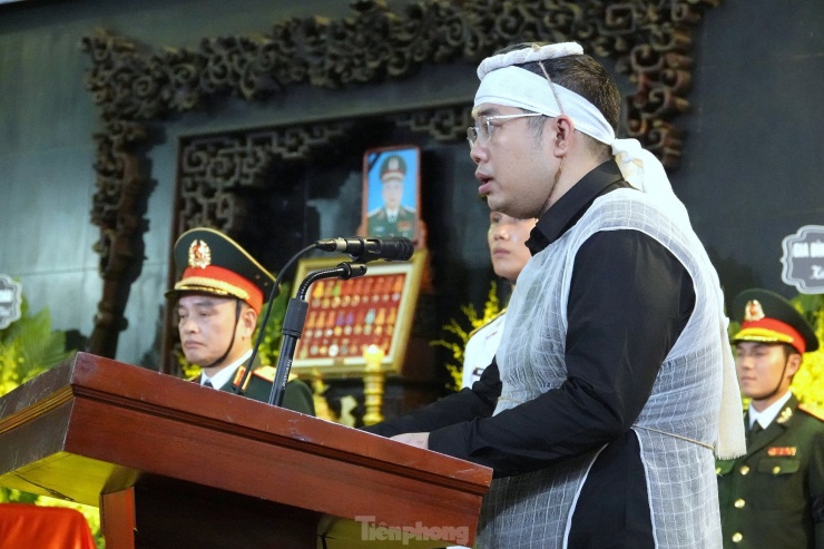 Ông Nguyễn Chí Đức - Trưởng nam của Thượng tướng Nguyễn Chí Vịnh, phát biểu cảm tạ tại Lễ truy điệu.