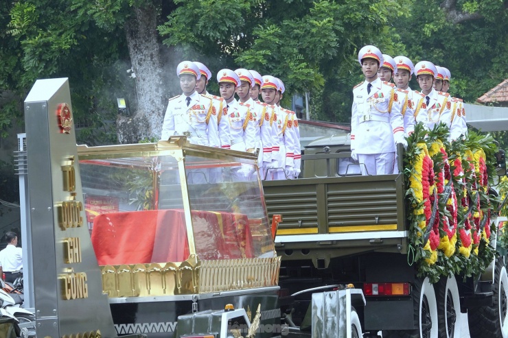 Đoàn Nghi lễ Quân đội hộ tống linh cữu Thượng tướng Nguyễn Chí Vịnh về nơi an nghỉ cuối cùng tại Nghĩa trang Thiên Đức ở tỉnh Phú Thọ.