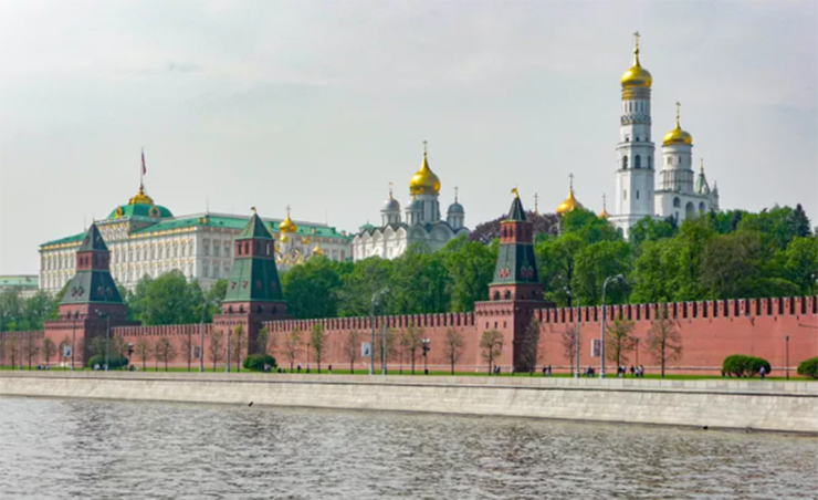 Điện Kremlin: Là trung tâm khu lịch sử của thành phố và là trụ sở chính phủ lâu đời, điện Kremlin có các cung điện, nhà thờ, bảo tàng và thậm chí cả một khẩu đại bác lớn… Tất cả đều có thể được ngắm nhìn khi tham quan khuôn viên, nhưng điểm thu hút du khách nhất là Phòng vũ khí xe ngựa vàng và các vật dụng khác có từ thời Sa hoàng ở Nga.
