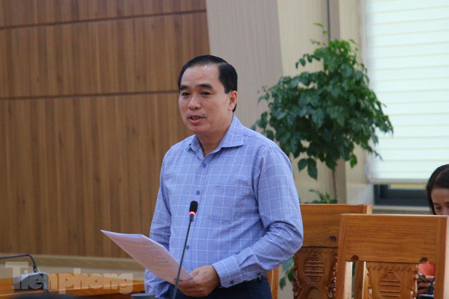 Ông Huỳnh Quang Hưng - Chủ tịch UBND TP. Phú Quốc, phát biểu trả lời báo chí. Ảnh: Nhật Huy.