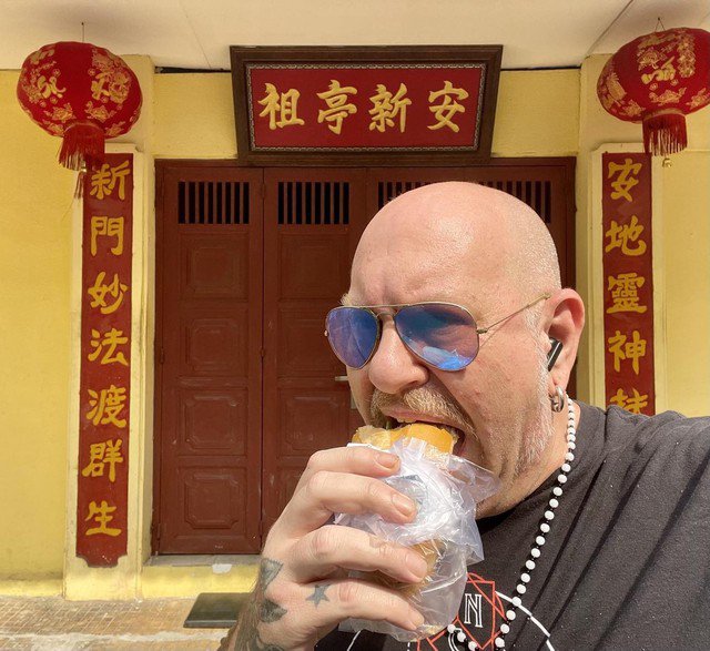 Jordy Trachtenberg là một người đàn ông quốc tịch Mỹ đang sinh sống tại TP.HCM. Ông không chỉ mê nền ẩm thực Việt Nam mà còn được cư dân mạng đặt cho một biệt danh đáng yêu là "hot boy tóp mỡ". Sở dĩ, ông đã tán thưởng món tóp mỡ Việt Nam là món ăn ngon nhất trên đời. Ngoài ra, ông Jordy còn bày tỏ tình cảm của mình đối với quốc gia Việt Nam: “Tính đến thời điểm hiện tại. Việt Nam là quốc gia tuyệt vời nhất mà tôi từng đến. Tôi nhận được rất nhiều tình cảm từ người dân nơi đây, đặc biệt là từ những người hàng xóm nơi tôi sinh sống", Jordy chia sẻ. (Ảnh: NVCC)