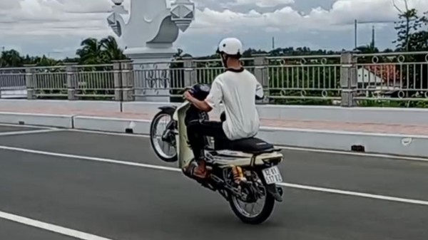 Hình ảnh L bốc đầu xe trên cầu Bảo Định quay clip đăng tải trên mạng xã hội câu like.