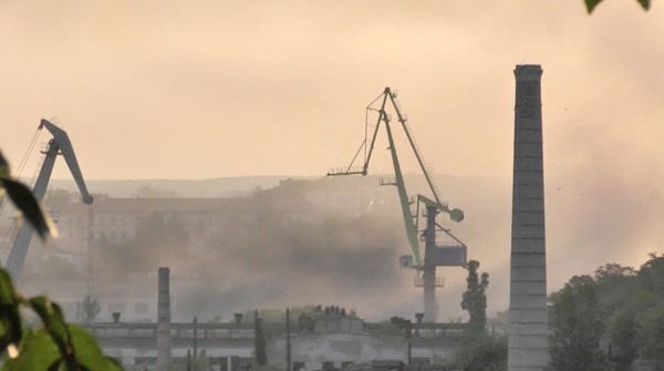 Khói bốc lên từ xưởng đóng tàu của Nga ở Sevastopol, Crimea sau vụ tấn công bằng tên lửa của Ukraine, ngày 13/9. Ảnh: Reuters