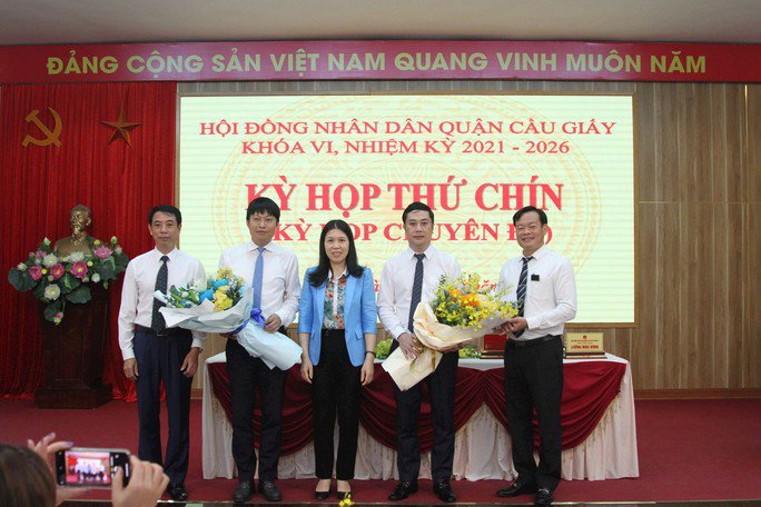 Lãnh đạo quận Cầu Giấy tặng hoa, chúc mừng ông Trần Việt Hà (thứ hai từ trái qua) và ông Ngô Ngọc Phương (thứ hai từ phải qua). Ảnh: Hà Phong