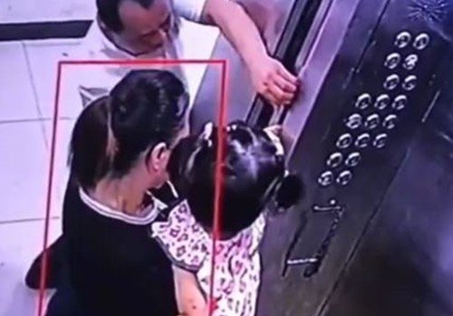 Cho con đùa nghịch trong thang máy, mẹ trả giá đắt - 2