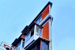 Kinh doanh - Số phận tòa nhà "mỏng như tờ giấy", nơi hẹp chỉ 20cm trên "đất vàng" giữa phố